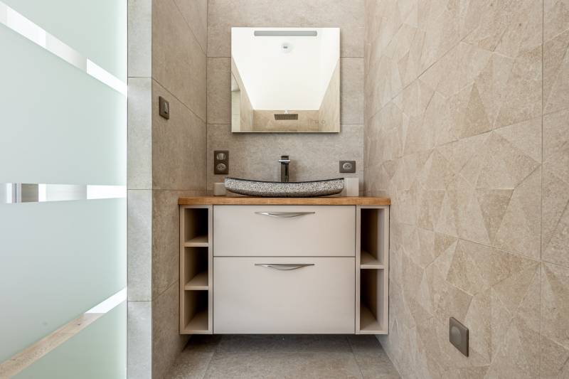 Meuble de salle de bain avec plan en chêne massif finition vernis