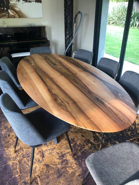 Table en noyer massif ovale 